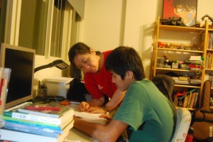 母子一起討論功課。圖片由陳裕琪提供
