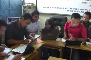 印尼中亞齊白象大學的學生，正在練習英文造句。張瓊齡攝。