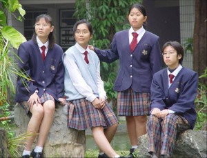 光華女中制服有長褲、褲裙、窄裙…由學生自由搭配。圖由光華女中提供