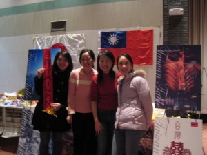 國際派對的台灣桌前合影。鄧盛琦提供