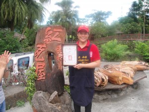 林鳳廷在原住民美食餐廳傳授料理及雕刻手藝。Photo by勵馨基金會