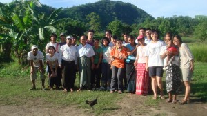 2010年8月下旬前往緬甸的刻苦團全體成員與弄曼農場工作團隊及家屬合影。張瓊齡提供