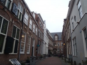 Utrecht市區的路蜿蜒多巷，第一週不斷地迷路找路，困在死巷中，三面都是建築有些壓迫感。Photo by 黃淑怡