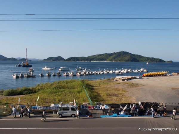 2009年，日本山口縣祝島漁船一字排開，阻擋工程船靠近海岸。祝島居民反對上關核電廠的行動已經持續了超過 27年，但始終未能獲得最後成功。直到福島核災發生後，此一核電廠計畫才終於宣告暫停。攝影：東條雅之