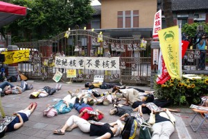 2011年6月13日臺灣環保團體於立法院前抗議核四預算通過。「毫無省思」是中華民國政府對福島核災的唯一反應。攝影：王顥中
