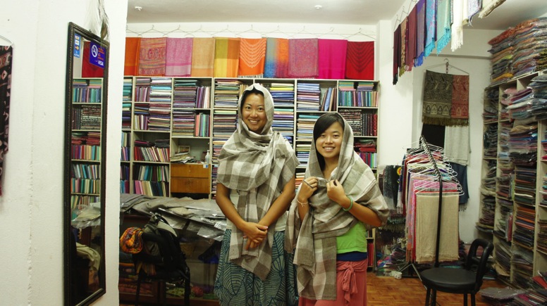 在加德滿都購買當地手織圍巾。林念慈提供