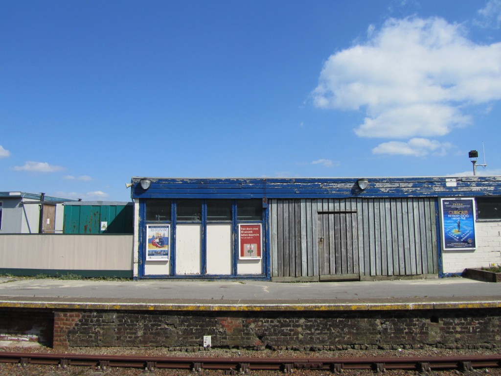 在 Isle of Wight 的 Ryde 車站，拍到難得的晴空。快！掃帚快拿出來吧！女巫們！小勤攝影