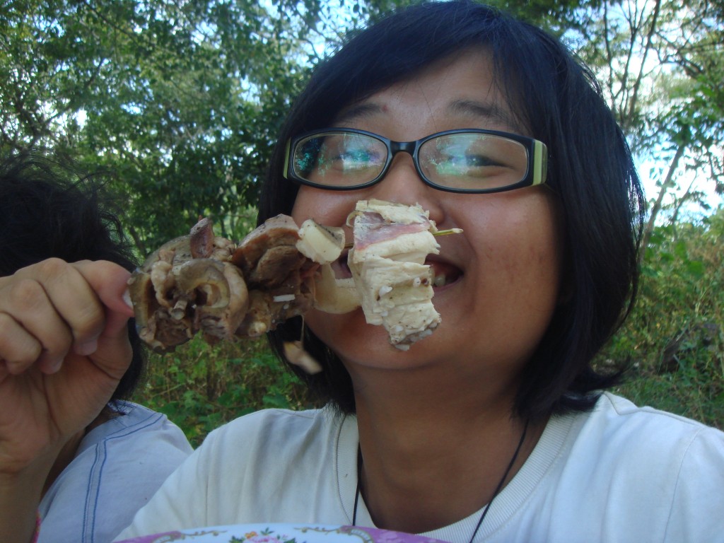 Emma在東帝汶吃豬肉BBQ情景。Emma提供