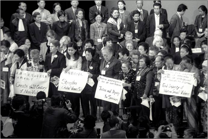 2007年東京大審，各國阿嬤及相關支援團體皆到場聲援勇敢控訴的台灣阿嬤！婦援會提供