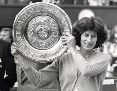1977 年 Virginia Wade拿下溫布頓網球公開賽單打冠軍。小勤網路截圖