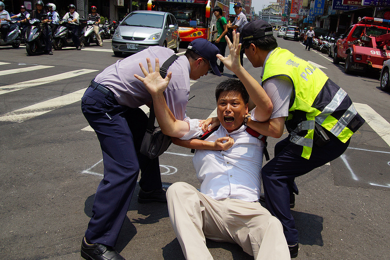 徐世榮教授遭警察強行逮捕畫面。圖片來自苦勞網