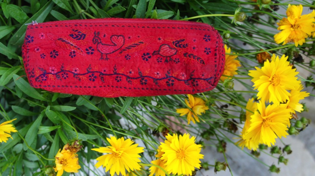 在日本買下人生第一個公平貿易商品，紅色刺繡筆袋。攝影：林念慈