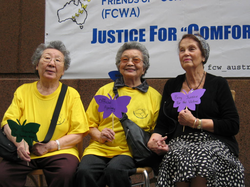 秀妹阿嬤（圖中）參與國際行動為自己和姊妹爭取正義，左為韓國阿嬤，右為荷蘭阿嬤。婦援會提供