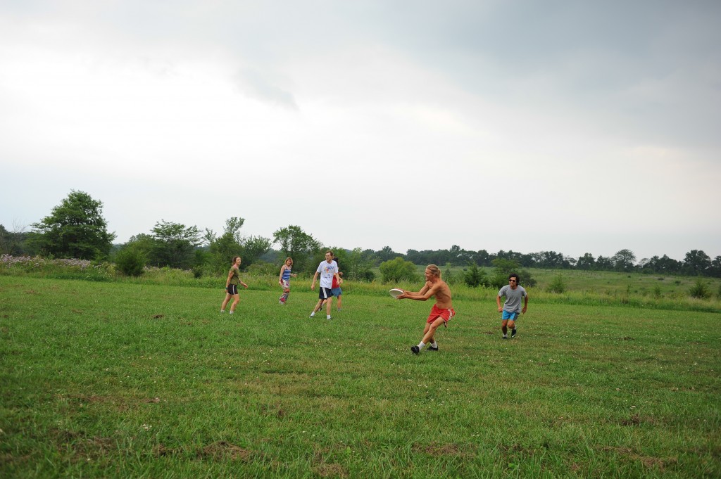 舞兔村運動時間，大家從各自的工作崗位暫時歇息，在大草地玩專業飛盤。Emma提供