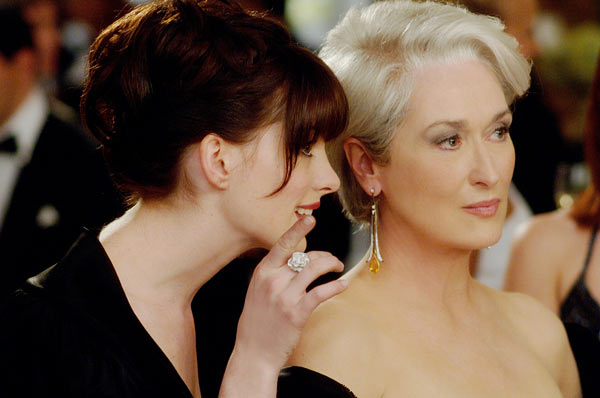 梅莉史翠普（右）在《穿著Prada的惡魔》中的劇照。網路截圖