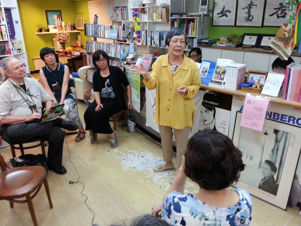 書寫歷時9年、36萬餘字的李元貞（站立者）回憶錄出版了。圖為李出席台灣婦女處境白皮書：2014年。Photo by chiang