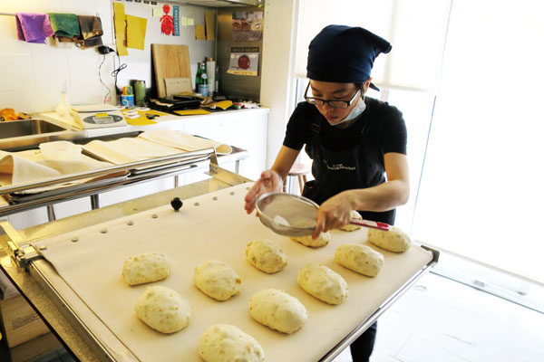 黃嬿蓉製作麵包時的專注模樣，彷彿時間停留在這個當下。Photo by 朱安棋