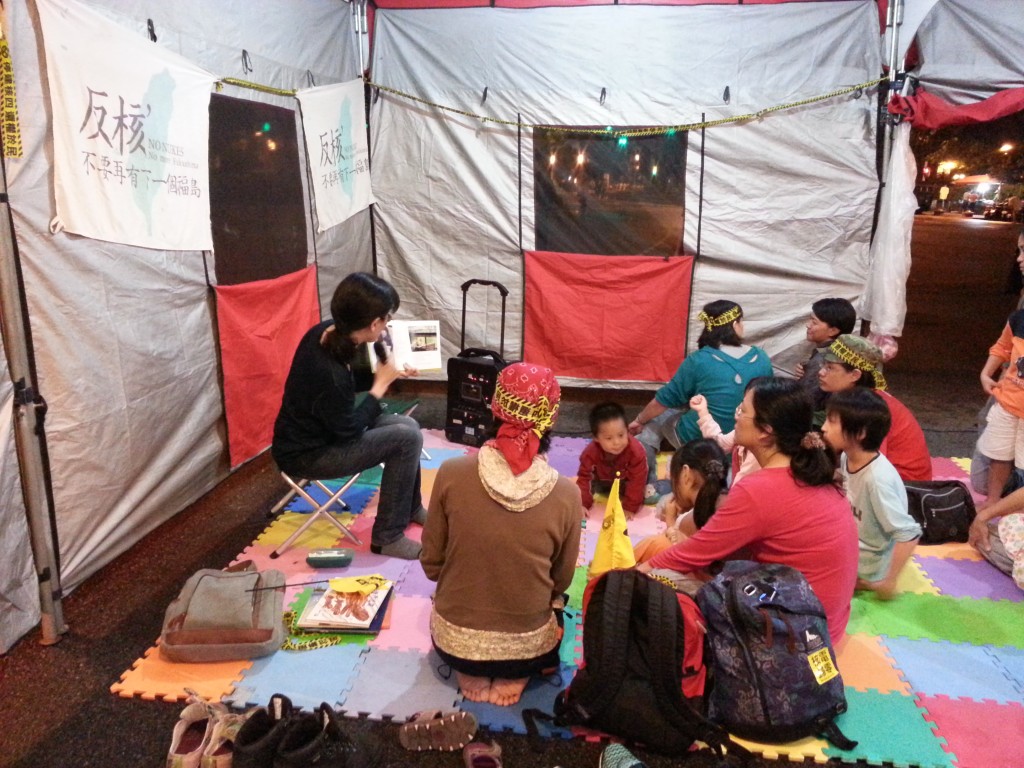 媽媽們以繪本與下一代分享環境與食安議題。Photo by chiang in 2014廢核遊行。