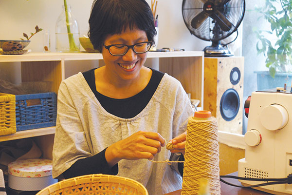 洪閔慧一家人全台走透透尋找台灣的古老手工技藝，手中的麻繩是台灣生產，適合編織提袋。潘嘉慧攝