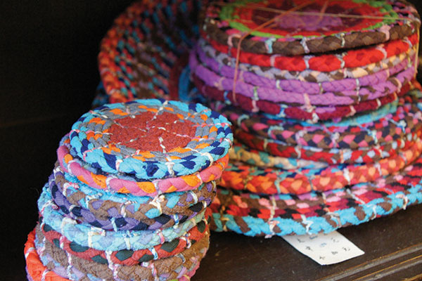 用廢布條編織的彩色圓墊，出自八十多歲老奶奶的手藝。潘嘉慧攝