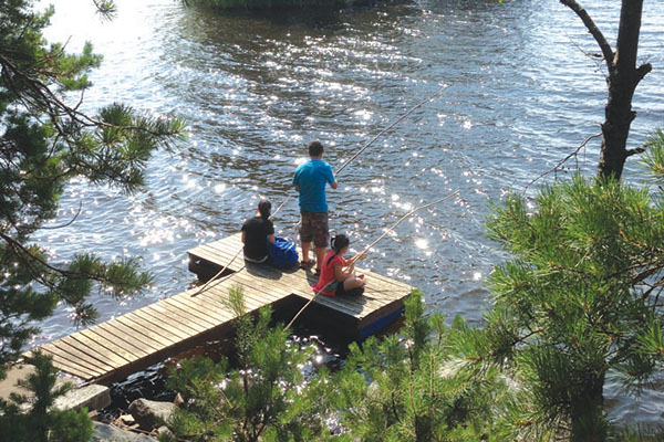 三個小孩年齡差距較大，平時少有共同的休閒活動。在芬蘭的科基亞薩利島，孩子們並肩釣魚，呂木蘭拿起手機拍下這難得的和諧畫面。呂木蘭攝。