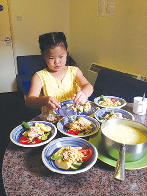 在歐洲自助旅行期間，三個小孩共同分擔備餐的工作。圖為莊子遙憑著美感和耐心為家人擺設的餐食。呂木蘭攝。
