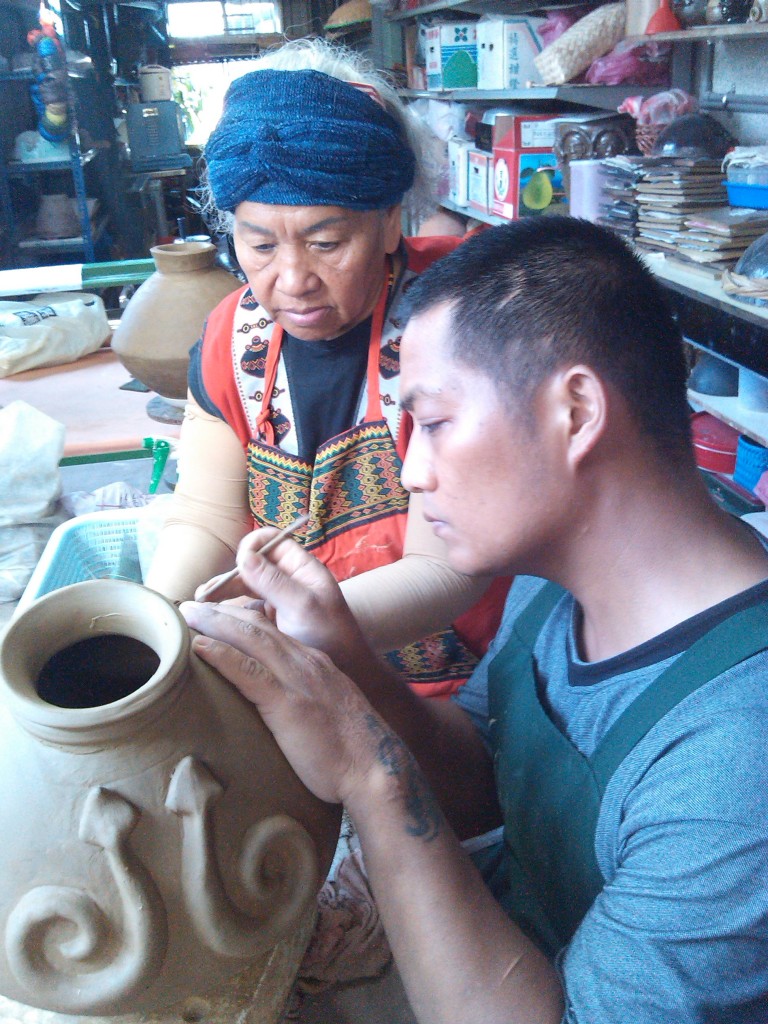 古勒勒跟隨著金峰鄉知名藝術家沙桂花老師學習製作傳統陶甕。Photo by 釋演觀法師 