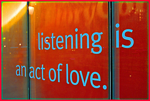傾聽是一種愛的行動。flickr@David Robert Bliwas  CC BY 2.0