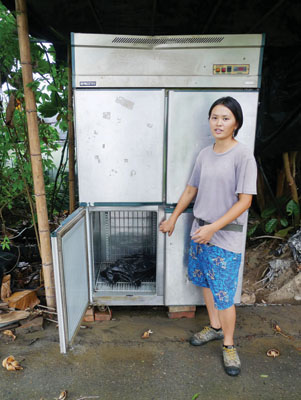 李鳳如身旁是位在農田區的冷藏櫃，蔬果採收後第一時間暫放於此，之後再運回位在住家旁的包裝場包裝。Photo by 呂梅菁