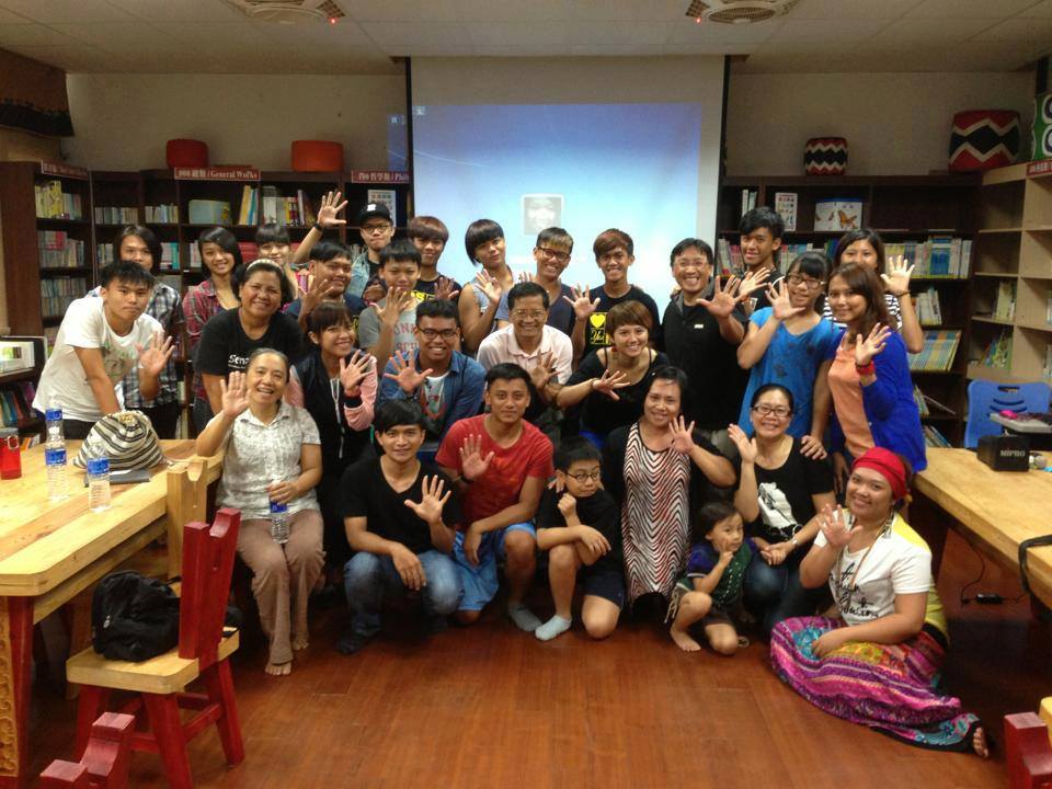 2013年8月LIMA青年團於屏東三地門舉辦分享會後，和與會者合影。洪簡廷卉提供