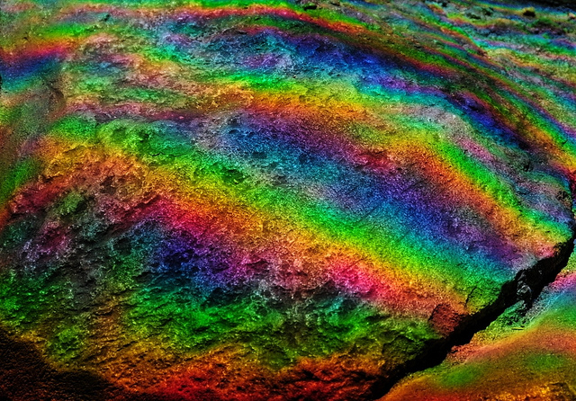 彩虹般的岩層紋理。photo credit:flickr@deborah　CC BY 2.0