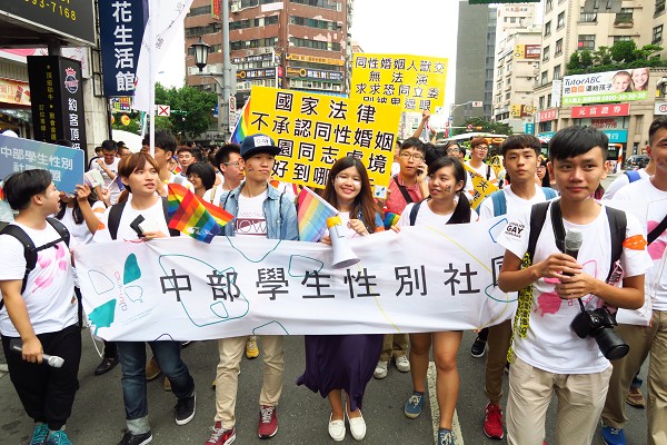 學生參加2015同志大遊行，高舉「同性婚姻人獸交無法演，求求恐同立委別被鬼遮眼」標語，訴求同志需要平等對待。Photo by chiang