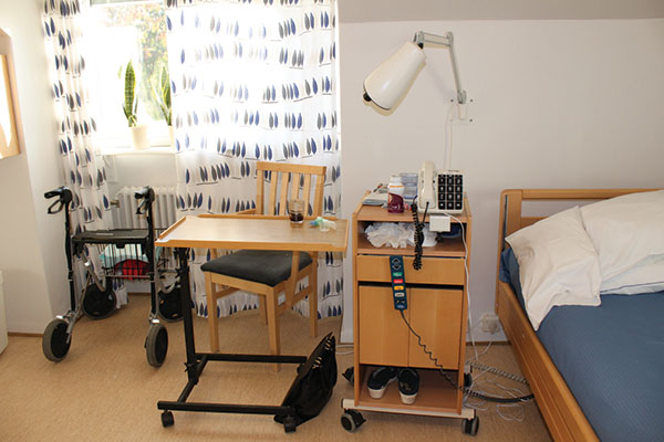 瑞典短期照顧中心的病房，一人一間，不受干擾，有電話可以與親友聯繫，亦有輔具提供使用。陳欽春攝