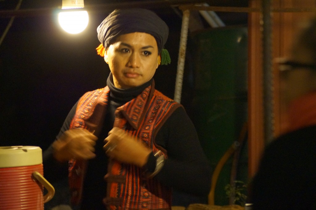 照片中的Adju在排灣族部落開設咖啡店，努力地在部落中發展生計，自在的活出獨特的性別樣貌。瑪達拉．達努巴克提供