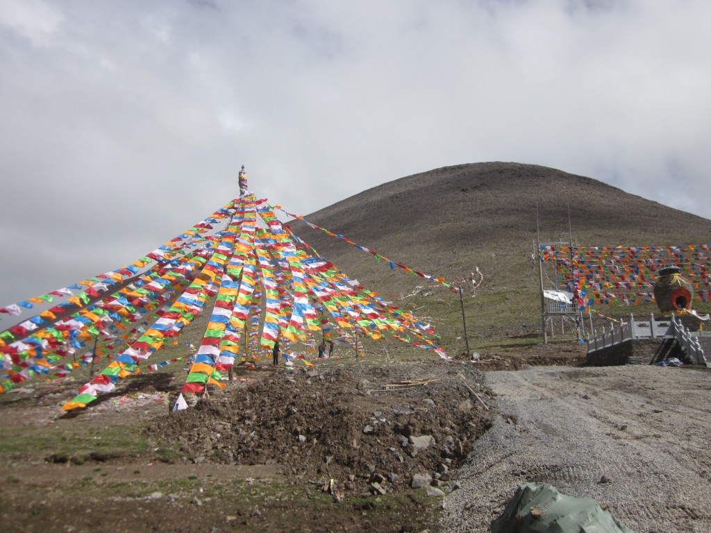 山口飄揚的風馬旗。上寫著經文，藏人相信風會將祈求的願望帶往神靈處。林沖提供