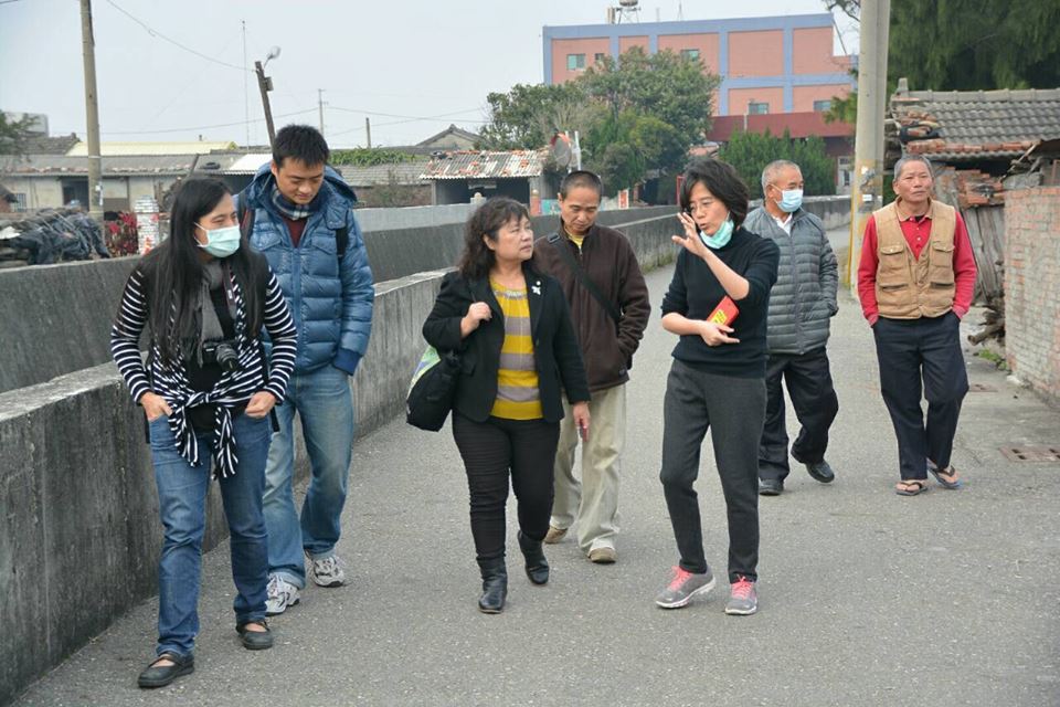 陳曼麗（中）走訪全台灣環保團體，收集地方第一手資料。取自陳曼麗臉書