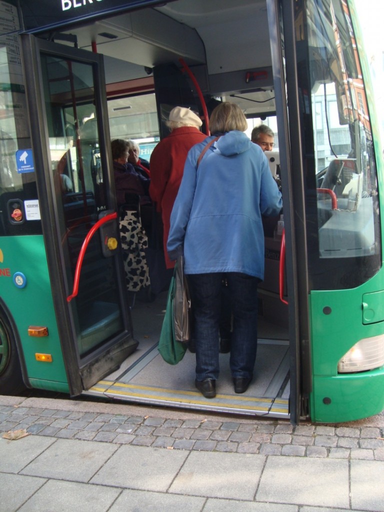 瑞典低地板公車到站時下沉，讓公車地板與人行道等高且無縫。車門開啟後，門上與車內適當高度處均設有扶手，協助乘客安穩走入車內。王品攝