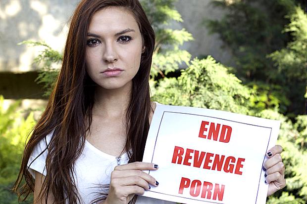 Chrissy-Chambers手持終止復仇式色情海報。圖片來源：英國Time時代日報