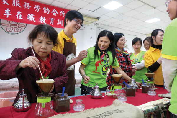 2013 年秋季在職教育訓練時，安排咖啡沖泡與知識課程，提升社員的競爭力。台灣區居家服務勞動合作社提供
