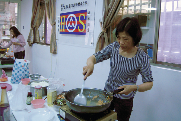 除要求學科考試外，也安排學員進行相關實習，如膳食烹調，增加實作經驗。台灣區居家服務勞動合作社提供