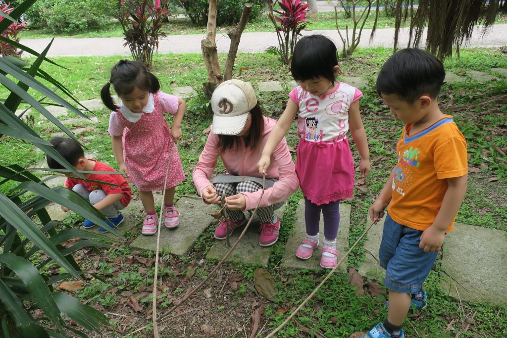 重慶的孩子經常到花園進行探索、觀察並認識植物生態。重慶非營利幼兒園提供