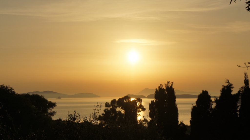 希臘corfu小島的夕陽。林念慈提供