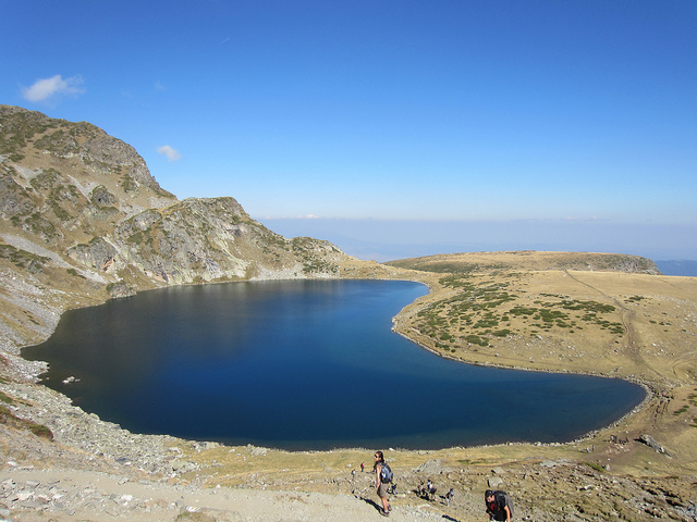 保加利亞狀似半邊腎臟的高山湖泊Babreka湖。photo credit:flickr@jason_hockman　CC BY 2.0 