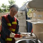 陳彩鳳從事公共空間清潔服務,像西西弗斯推石頭般,整理完很快又髒了。Photo by 陳郁玲