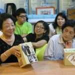阿嬤們分享藝術治療「故事盒子」的創作理念。婦女救援基金會提供