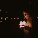 若限定已婚女性不能回娘家掃墓,有違人情義理。Photo by Anton Darius | @theSollers on Unsplash