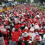 上萬名韓國女性頭戴鴨舌帽、面具、口罩,發出「我的生活不是你的色情」怒吼之聲。Credit: @allyjung