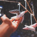 離婚衝突中,爸媽往往陷入個人情緒,無法回應孩子需求。Photo by Alessio Lin on Unsplash