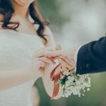 翻轉「壓落底」習俗的觀念是,若將戒指套到底,代表的是深情到底、或愛戴到底。Photo by Jeremy Wong Weddings on Unsplash