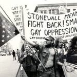 1969 年石牆事件,同志社群在極度汙名與壓迫下,起身反抗反撲。網路截圖
